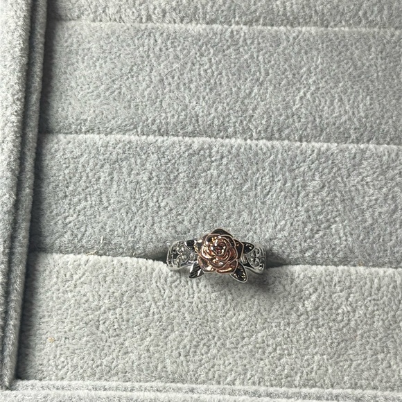 New Silver Tone Ring with Rose 🌹Giving Beauty Vibes Women’s Size 10 Ring - Picture 2 of 11